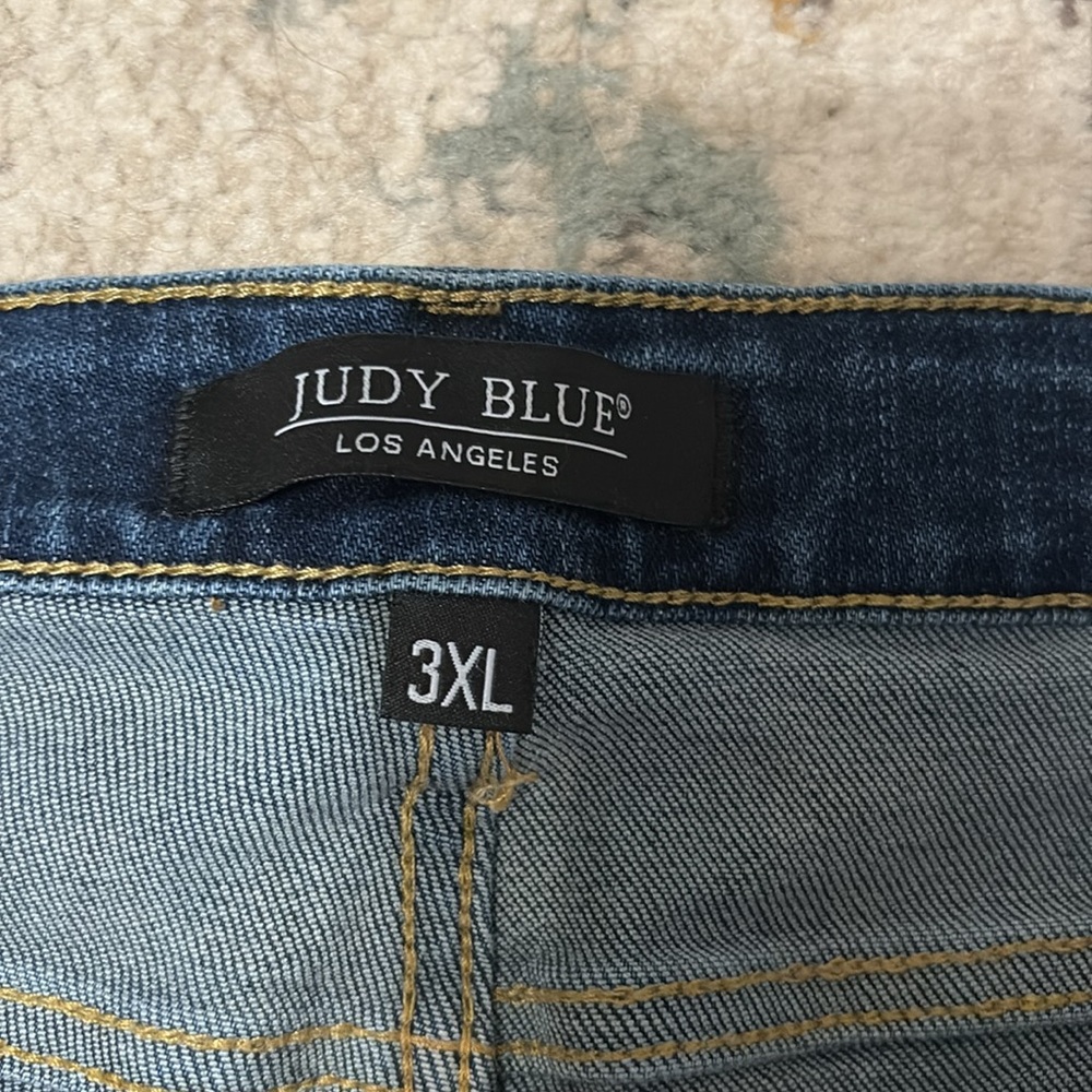 Judy Blue Jean midi Shorts - Picture 2 of 5